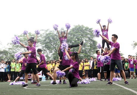 Các thành viên nhà A gây ấn tượng bởi những màn chồng người mạo hiểm