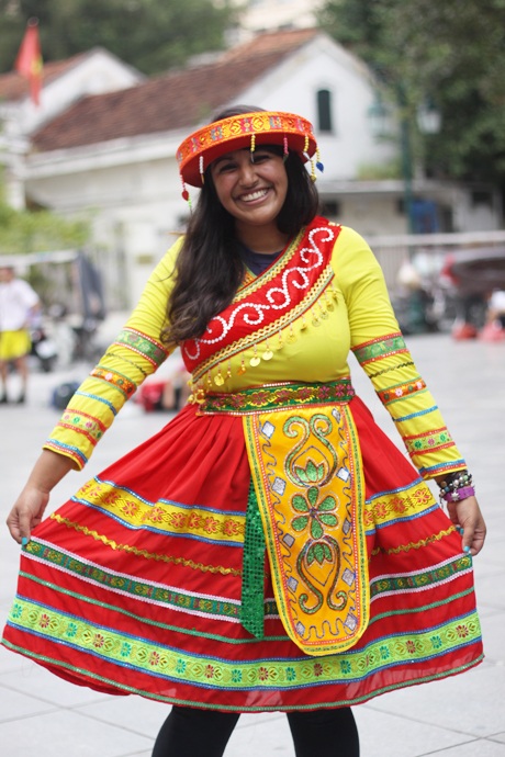 Happy – cô gái đến từ nước Anh rất thích thú khi khoác lên mình bộ váy truyền thống của dân tộc Mèo