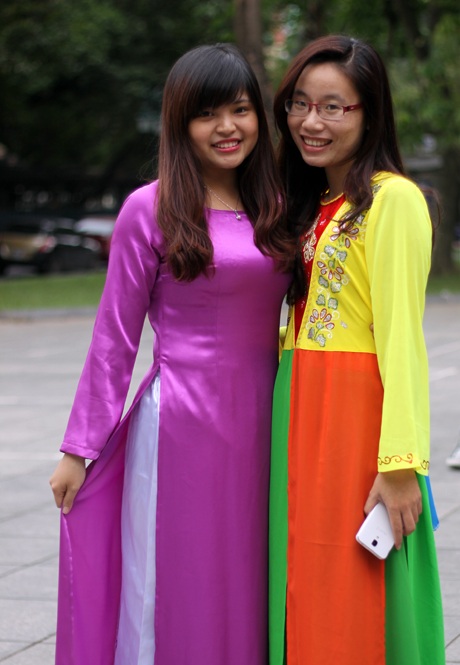 Hoạt động mặc thử trang phục truyền thống cũng thu hút các bạn trẻ trong nước tham gia.