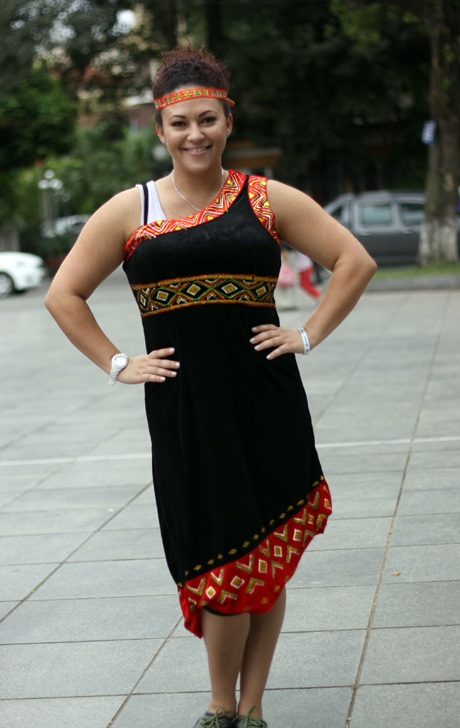 Happy – cô gái đến từ nước Anh rất thích thú khi khoác lên mình bộ váy truyền thống của dân tộc Mèo