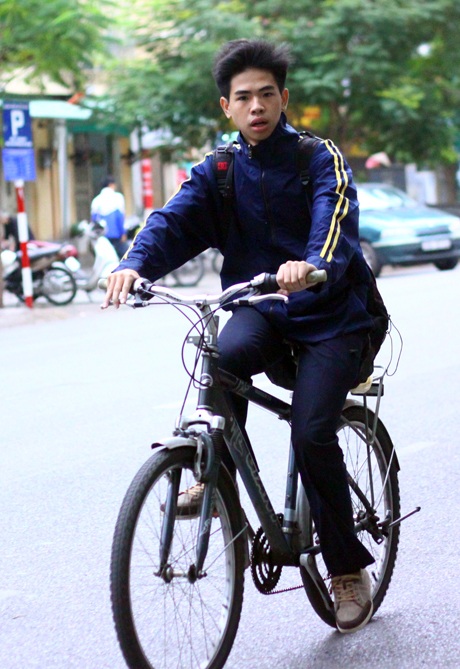 Nam nhi cũng co ro trước những cơn gió lạnh đầu mùa