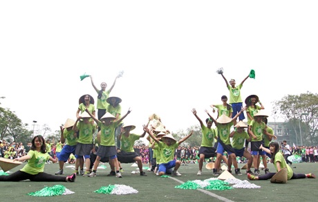 Nhà E nhảy cổ động với nón lá lạ mắt