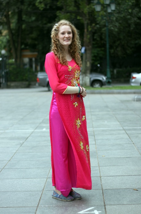 Cô gái tóc vàng duyên dáng trong bộ áo dài hồng