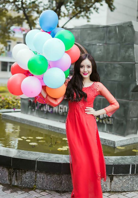 Chụp ảnh kỉ niệm cùng cô giáo