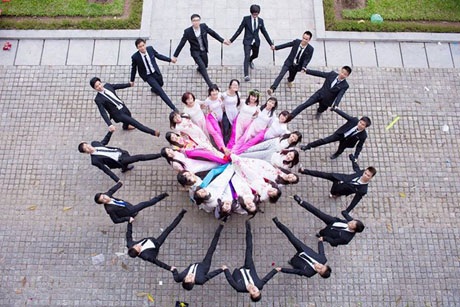 Và Hoàng Thành Thăng Long là địa điểm yêu thích để thực hiện những bộ ảnh tốt nghiệp cho cả tập thể