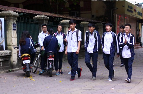 Nam nhi cũng co ro trước những cơn gió lạnh đầu mùa