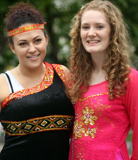 Một chàng trai mặc thử trang phục áo the, khăn xếp