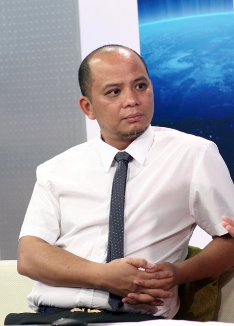 Diễn viên Anh
Tuấn chăm chú xem lại hình ảnh của mình cách đây 20 năm