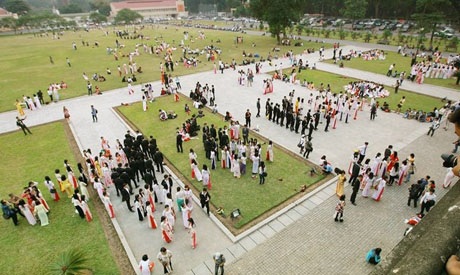 Hoàng Thành quá tải sinh viên đến chụp ảnh kỷ yếu