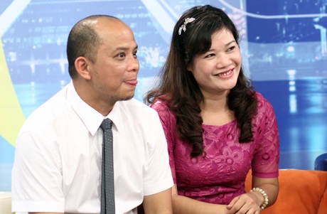 Diễn viên Anh
Tuấn chăm chú xem lại hình ảnh của mình cách đây 20 năm