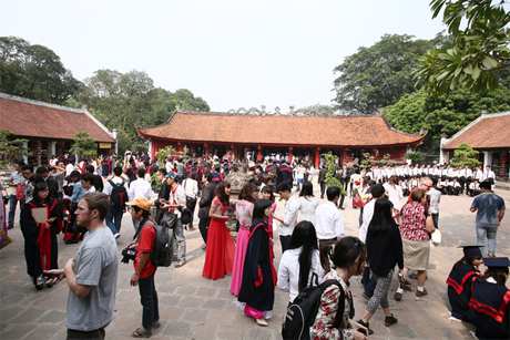 Và cảnh tượng tương tự ở Văn Miếu – Quốc Tử Giám vào những ngày cuối tuần.