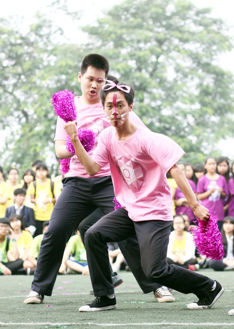 Anh chàng buộc nơ hồng đầy nữ tính tạo sự hài hước cho khán giả