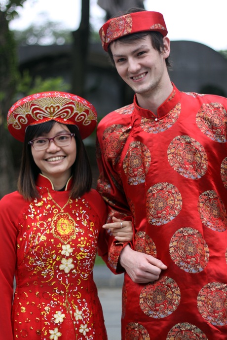 Cùng nhau chụp ảnh kỉ niệm với một cô gái Việt Nam.