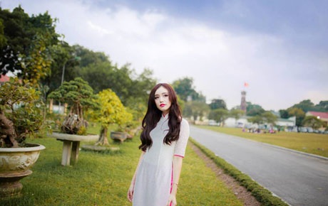 Chụp ảnh kỉ niệm cùng cô giáo