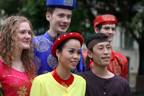 Các bạn trẻ nước ngoài thích thú với cặp đôi Việt đang mặc trang phục Chí Phèo – Thị Nở