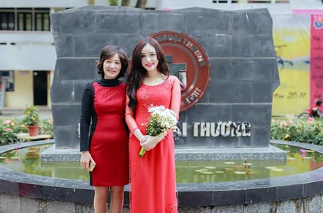 Chụp ảnh kỉ niệm cùng cô giáo