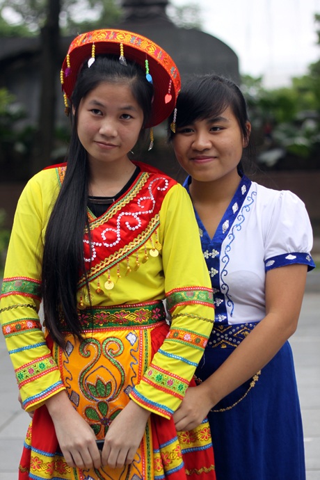 Hoạt động mặc thử trang phục truyền thống cũng thu hút các bạn trẻ trong nước tham gia.