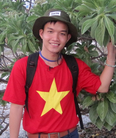 Khăn rằn, áo cờ đỏ cùng thanh niên Việt sang thăm Ấn Độ - 2 Đại biểu Lê Phong Vinh mang theo khăn rằn Nam bộ làm quà tặng bạn bè Ấn Độ