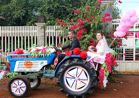 Chú rể Đắk Lắk rước dâu bằng công nông gây "sốt" trên mạng - 1 Chiếc xe hoa độc đáo của cặp đôi Công Thắng - Trang Đài