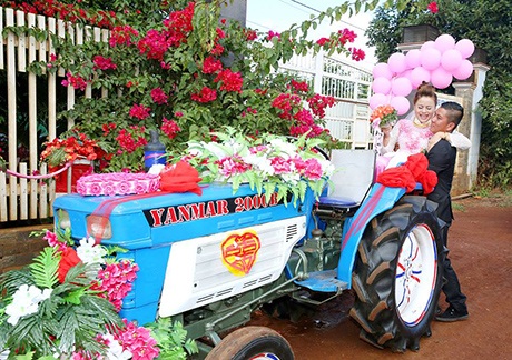 Chú rể Đắk Lắk rước dâu bằng công nông gây "sốt" trên mạng - 2 Đoàn rước dâu trên đất Buôn Ma Thuột