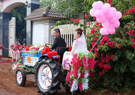 Chú rể Đắk Lắk rước dâu bằng công nông gây "sốt" trên mạng - 3 Đoàn rước dâu trên đất Buôn Ma Thuột