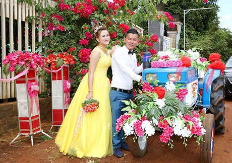 Chú rể Đắk Lắk rước dâu bằng công nông gây "sốt" trên mạng - 7 M.C