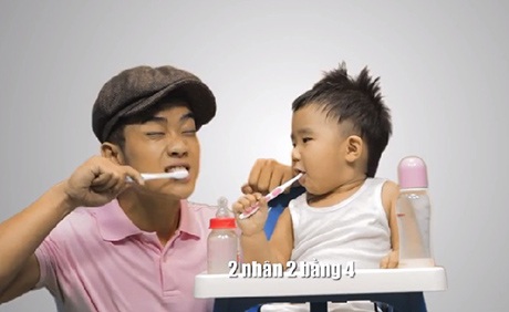 Clip “Bốn chữ lắm” thành bài ca dỗ trẻ con ngộ nghĩnh - 2 Hình ảnh trong clip chế Ba tớ sẽ về thôi