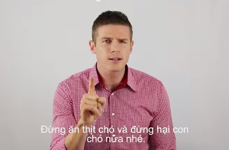 Andrew cho rằng việc ăn thịt chó và hút thuốc là ngốc như con ốc