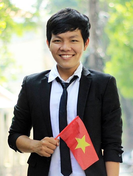 Khăn rằn, áo cờ đỏ cùng thanh niên Việt sang thăm Ấn Độ - 1 Đại biểu Lê Phong Vinh mang theo khăn rằn Nam bộ làm quà tặng bạn bè Ấn Độ