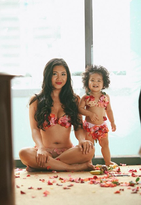 Trang phục của hai mẹ con do chị Mai Thy tự tay thực hiện