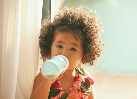 Nụ cười ngây thơ của cô bé Cacao