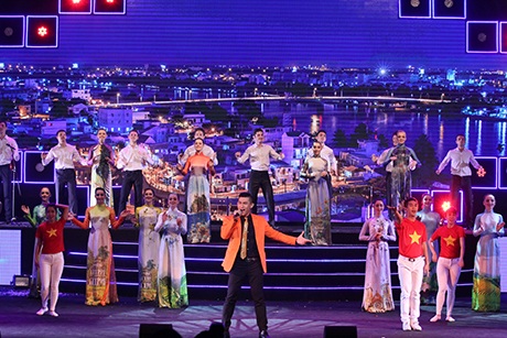 Các người mẫu - diễn viên múa Ukraine trình diễn trang phục áo dài xen kẽ với các tiết mục ca hát