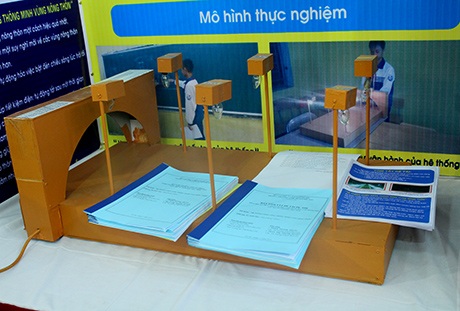 Hệ thống chiếu sáng thông minh vùng nông thôn của nhóm học sinh Trường THCS Phù Linh (Sóc Sơn).