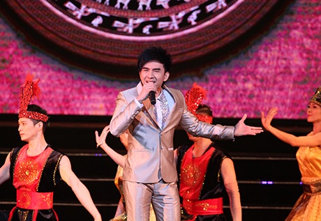 Đan Trường trình diễn ca khúc