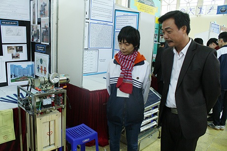 Tái tạo năng lượng từ chuyển động của thang máy do nhóm học sinh nhiều trường cùng hợp tác.