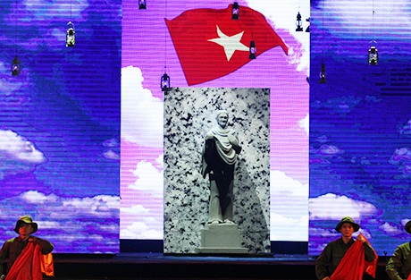 Bức tượng Mẹ xuất hiện trên sân khấu trình diễn ca khúc