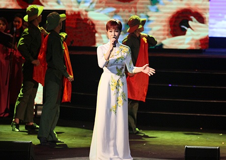 Uyên Linh cùng trình bày