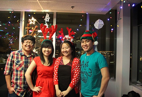 Nữ sinh tranh thủ ghi lại khoảnh khắc Giáng sinh