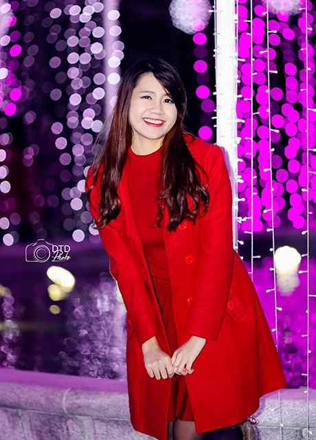 Thiếu nữ Hà thành diện đồ xinh xắn ra phố đón Noel sớm - 2 Cô gái 20 tuổi tranh thủ ngày nghỉ lên phố dạo chơi (Ảnh: Đỗ Tuấn Dũng)