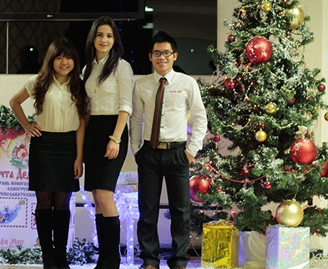 Nữ sinh tranh thủ ghi lại khoảnh khắc Giáng sinh