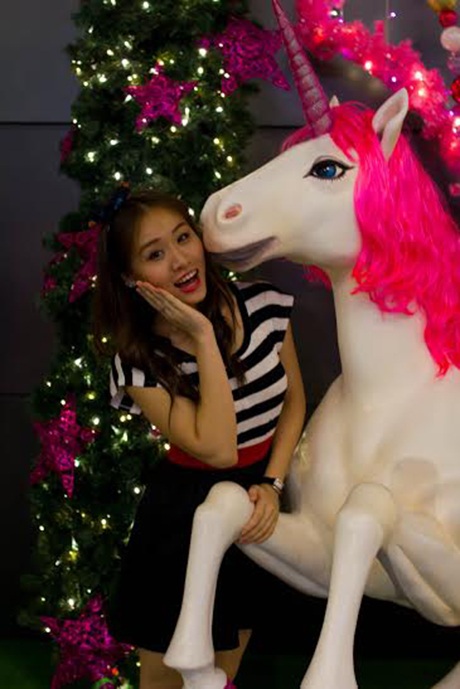 Nữ sinh tranh thủ ghi lại khoảnh khắc Giáng sinh