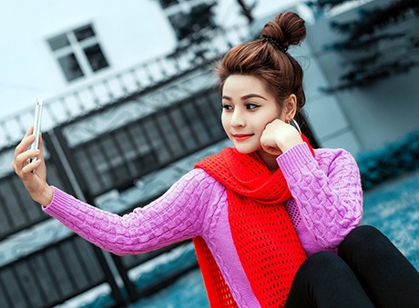 Thiếu nữ Hà thành diện đồ xinh xắn ra phố đón Noel sớm - 7 Những khoảnh khắc tự nhiên được nhiếp ảnh gia ghi lại (Ảnh Sơn Nguyễn)