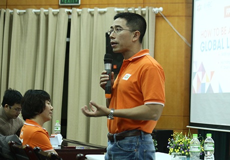 Anh Hoàng Việt Anh trả lời câu hỏi của sinh viên