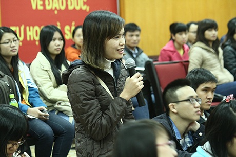 Các bạn sinh viên đặt nhiều câu hỏi về môi trường làm việc quốc tế cho hai CEO