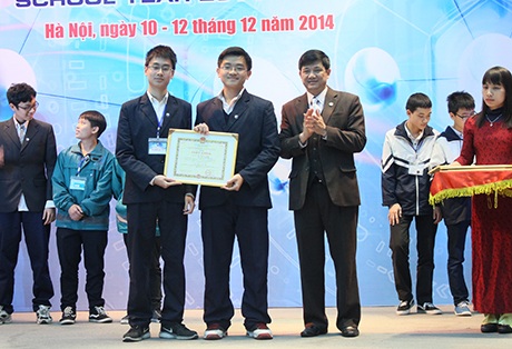 Hai học sinh Đậu Hoàng Quân và Trần Duy Anh Nguyên nhận giải Nhất cho đề tài nghiên cứu 