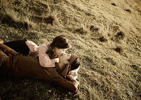 Cặp vợ chồng trẻ tái hiện lại cuộc sống ở các làng quê xưa