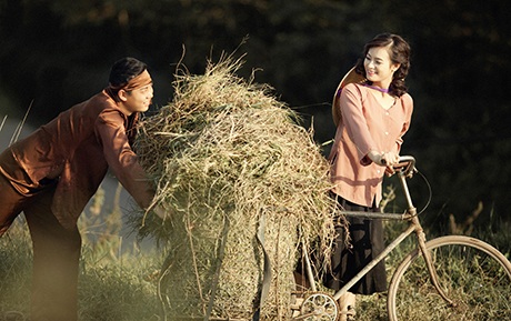 Cặp vợ chồng trẻ tái hiện lại cuộc sống ở các làng quê xưa