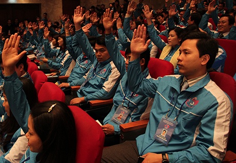 Khai mạc Đại hội đại biểu Hội Liên hiệp thanh niên Việt Nam - 3 Các đại biểu giơ tay biểu quyết thông qua điều lệ, thành phần tham gia đại hội
