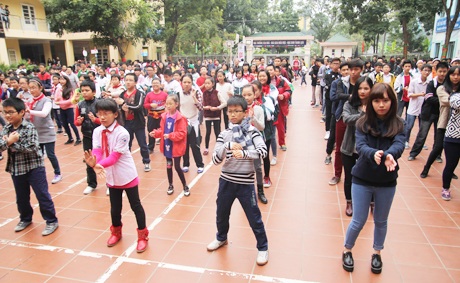 200 học sinh cấp 2 và cấp 3 trường Lomonoxop tham gia buổi flashmob mừng Giáng sinh