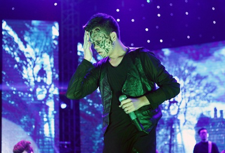 Nữ sinh trường Thăng Long biểu diễn ca nhạc.